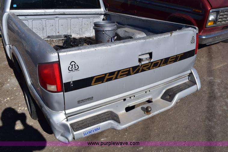 image for item E6168 1995 Chevrolet S10 pickup truck