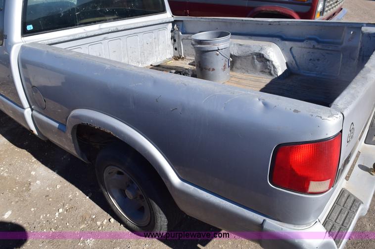 image for item E6168 1995 Chevrolet S10 pickup truck