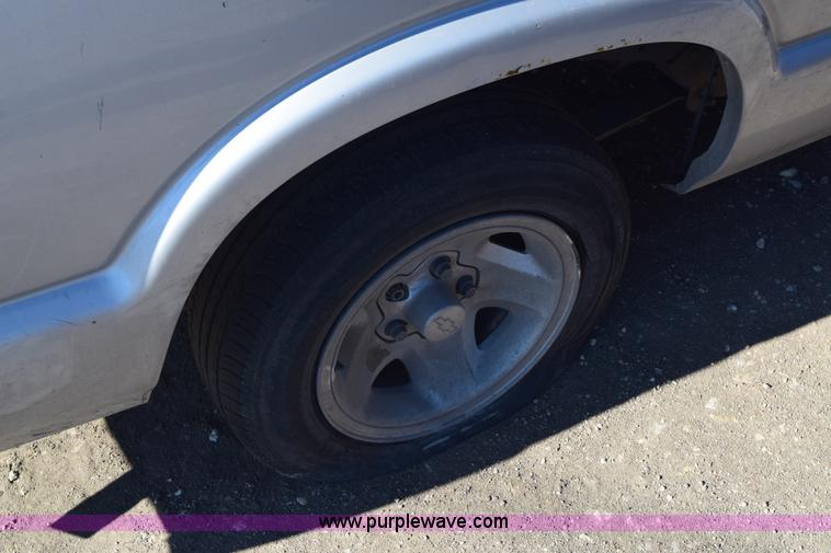 image for item E6168 1995 Chevrolet S10 pickup truck