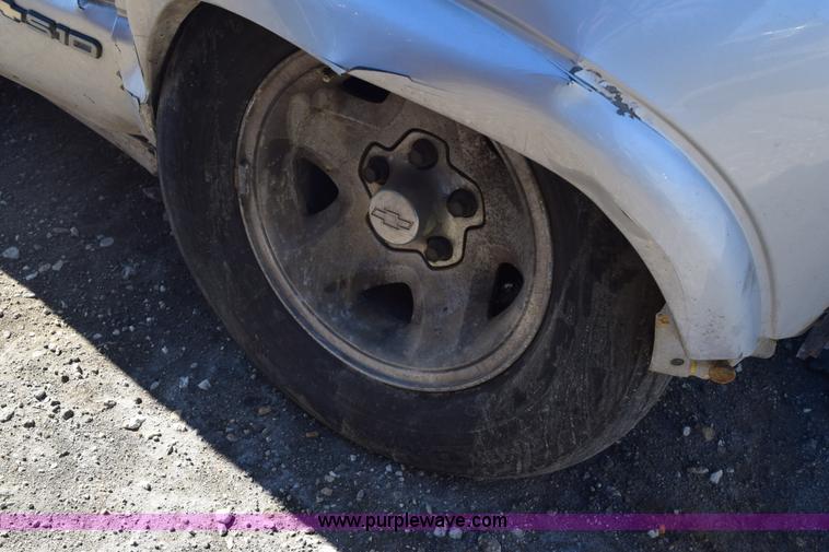 image for item E6168 1995 Chevrolet S10 pickup truck