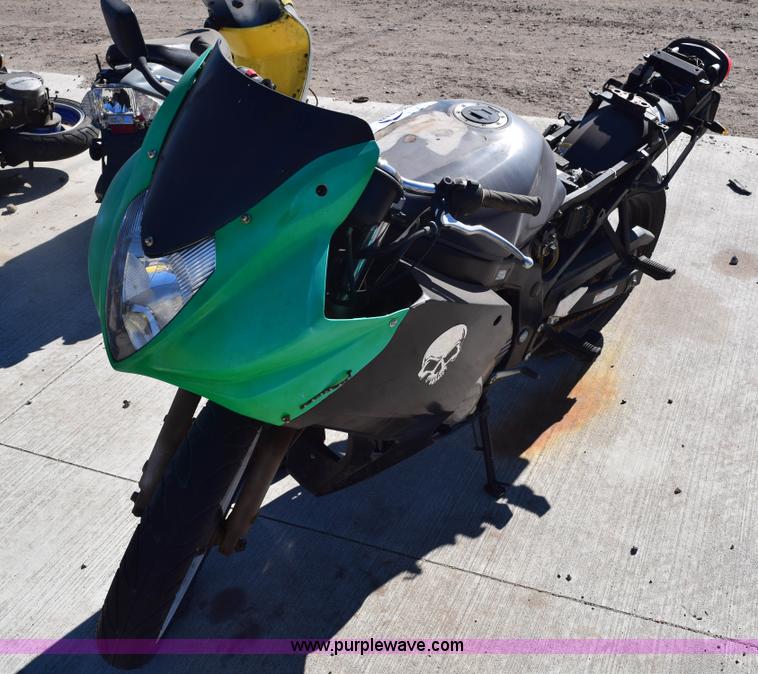 image for item E6171 2006 Suzuki 6s500 motorcycle