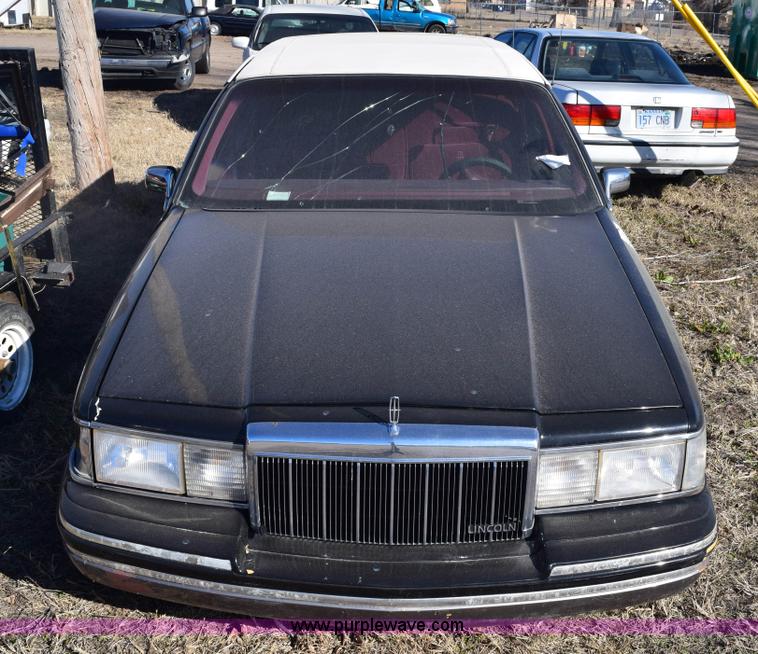 image for item E6172 1991 Lincoln Town Car Signature