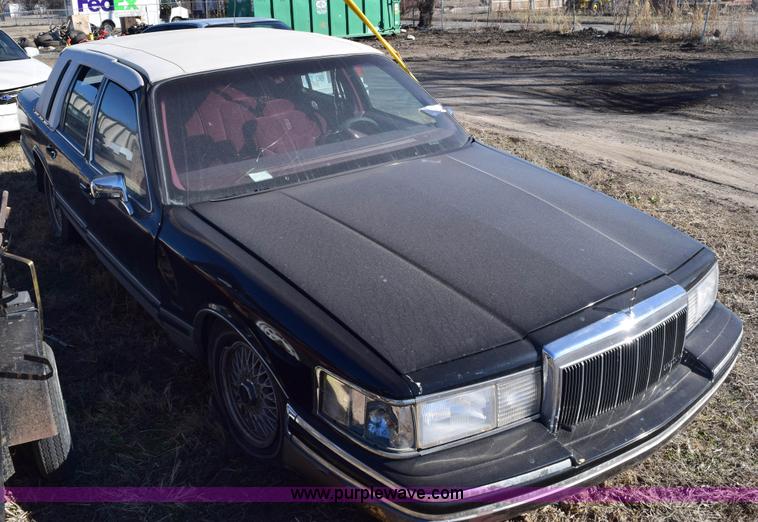 image for item E6172 1991 Lincoln Town Car Signature