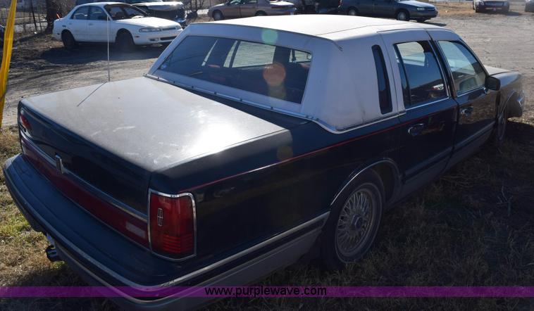 image for item E6172 1991 Lincoln Town Car Signature