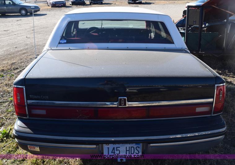 image for item E6172 1991 Lincoln Town Car Signature