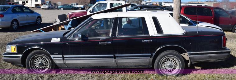 image for item E6172 1991 Lincoln Town Car Signature