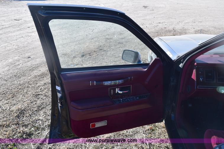 image for item E6172 1991 Lincoln Town Car Signature