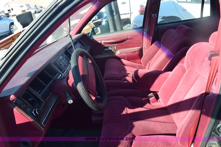 image for item E6172 1991 Lincoln Town Car Signature