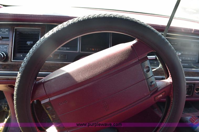 image for item E6172 1991 Lincoln Town Car Signature