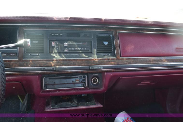 image for item E6172 1991 Lincoln Town Car Signature