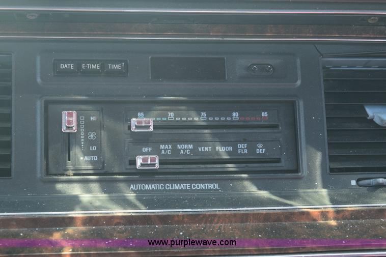 image for item E6172 1991 Lincoln Town Car Signature