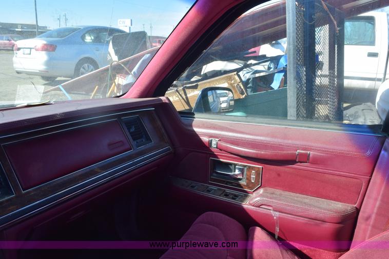 image for item E6172 1991 Lincoln Town Car Signature