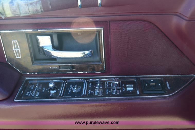 image for item E6172 1991 Lincoln Town Car Signature