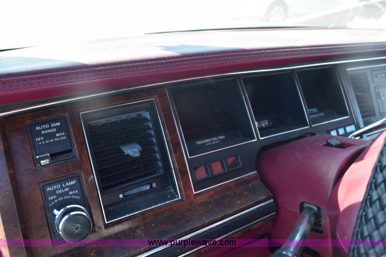 image for item E6172 1991 Lincoln Town Car Signature