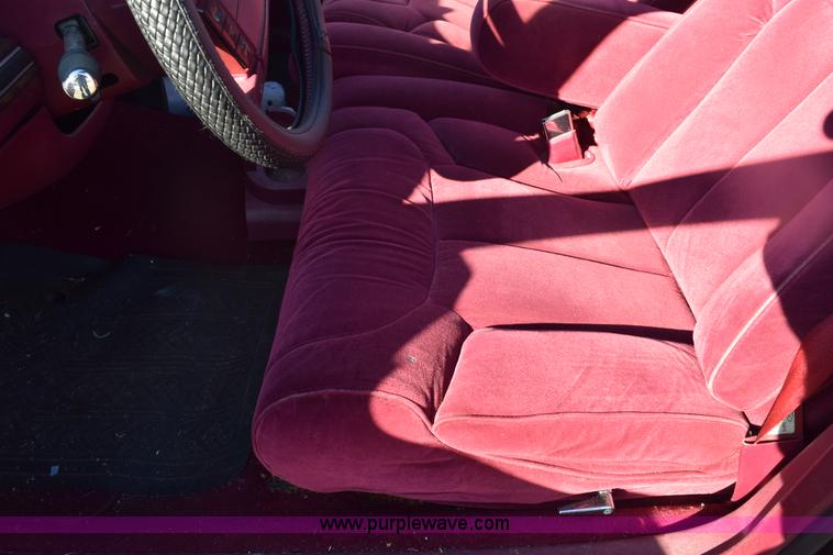 image for item E6172 1991 Lincoln Town Car Signature