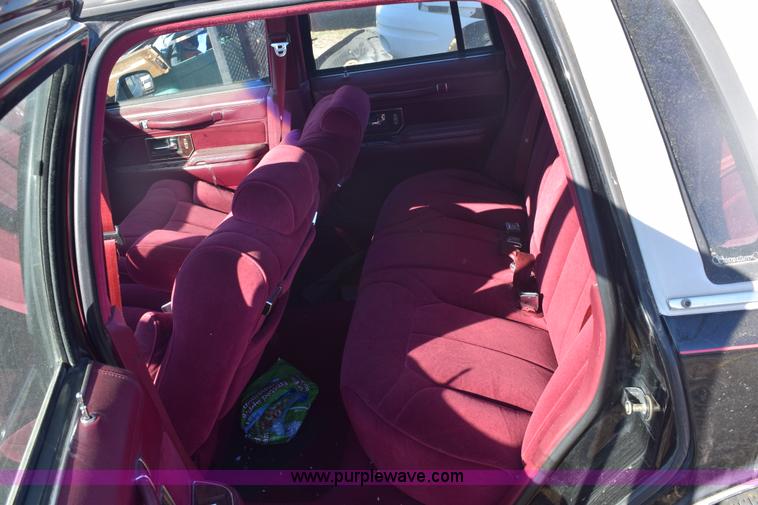 image for item E6172 1991 Lincoln Town Car Signature