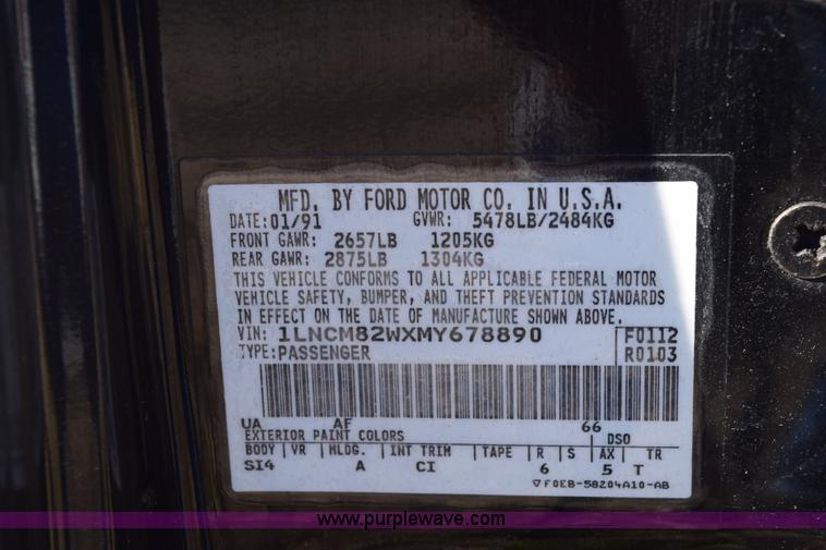 image for item E6172 1991 Lincoln Town Car Signature