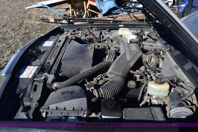 image for item E6172 1991 Lincoln Town Car Signature