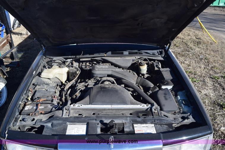 image for item E6172 1991 Lincoln Town Car Signature