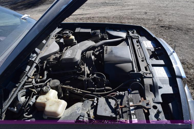 image for item E6172 1991 Lincoln Town Car Signature