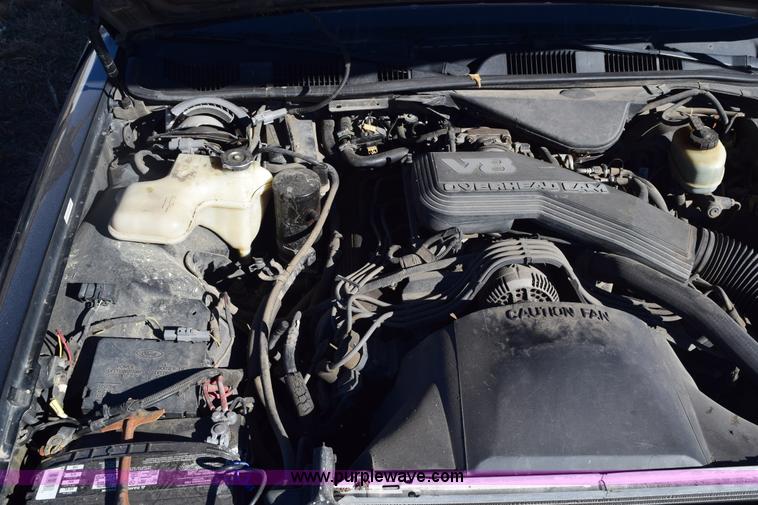 image for item E6172 1991 Lincoln Town Car Signature