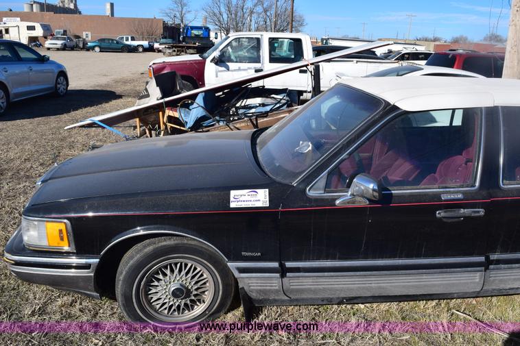 image for item E6172 1991 Lincoln Town Car Signature