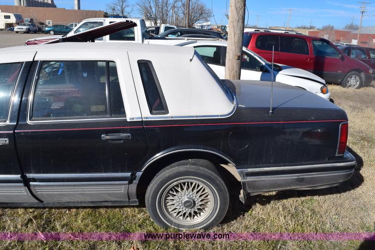 image for item E6172 1991 Lincoln Town Car Signature