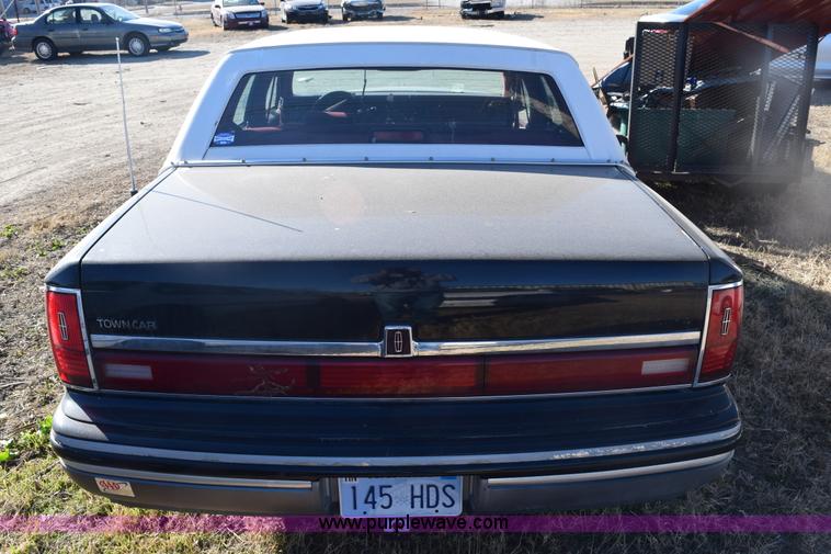 image for item E6172 1991 Lincoln Town Car Signature
