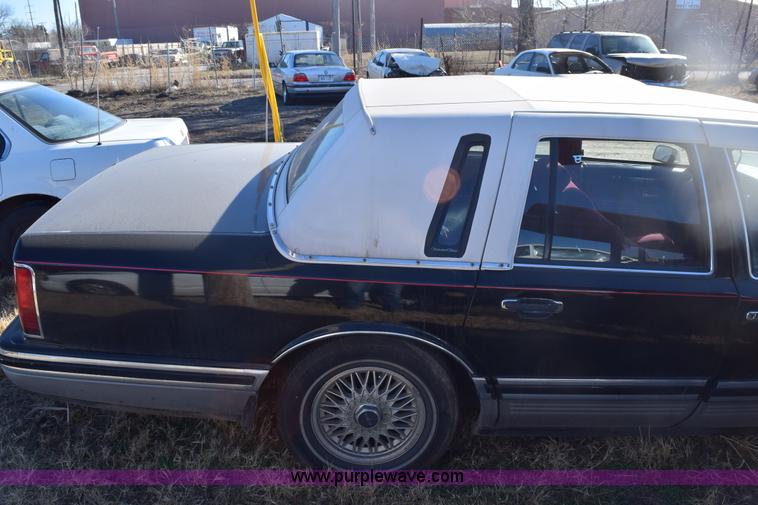 image for item E6172 1991 Lincoln Town Car Signature