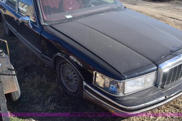 image for item E6172 1991 Lincoln Town Car Signature
