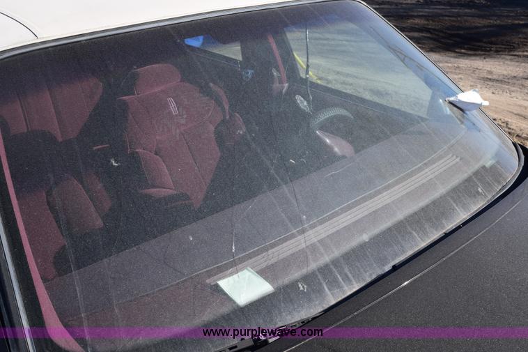 image for item E6172 1991 Lincoln Town Car Signature