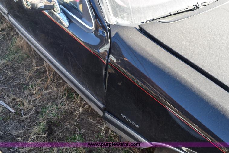 image for item E6172 1991 Lincoln Town Car Signature