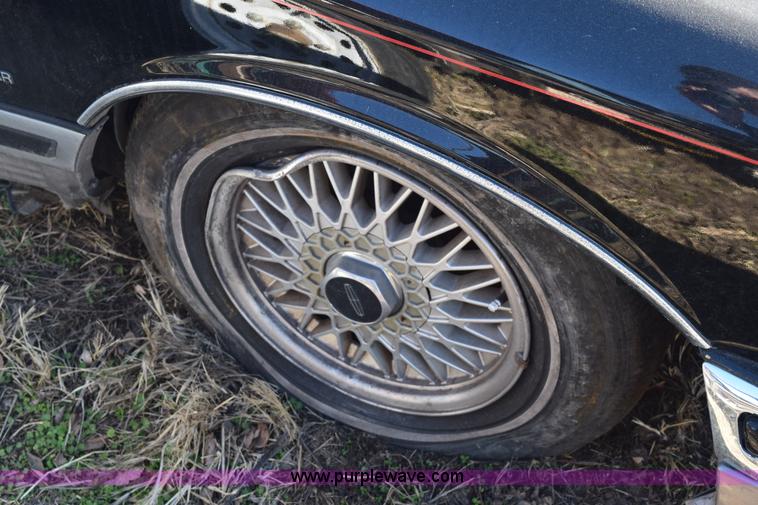 image for item E6172 1991 Lincoln Town Car Signature