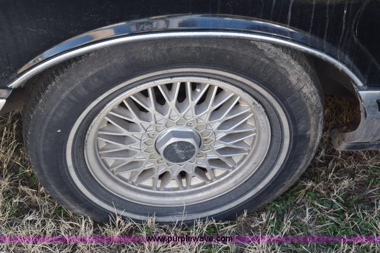 image for item E6172 1991 Lincoln Town Car Signature