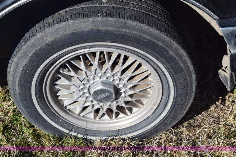 image for item E6172 1991 Lincoln Town Car Signature