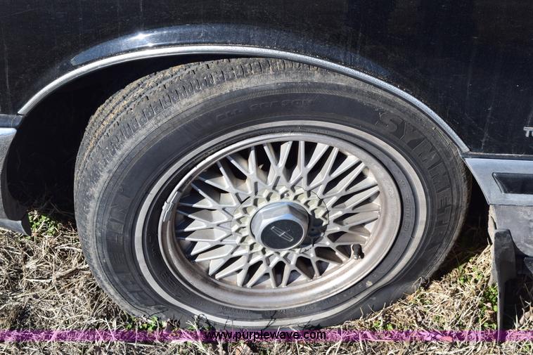 image for item E6172 1991 Lincoln Town Car Signature