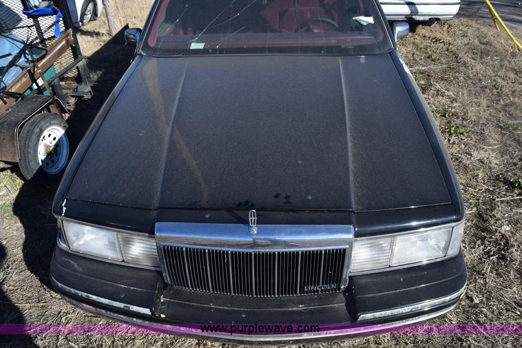 image for item E6172 1991 Lincoln Town Car Signature