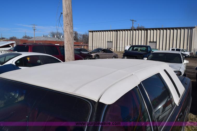 image for item E6172 1991 Lincoln Town Car Signature