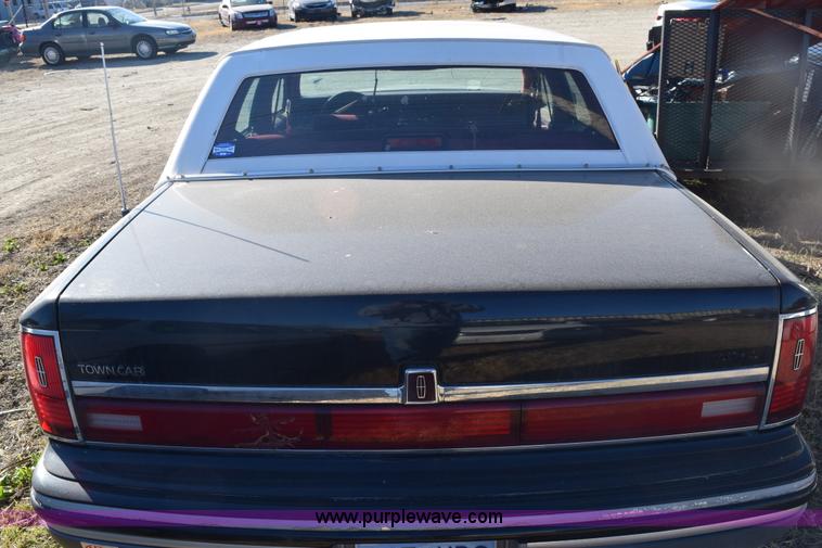 image for item E6172 1991 Lincoln Town Car Signature