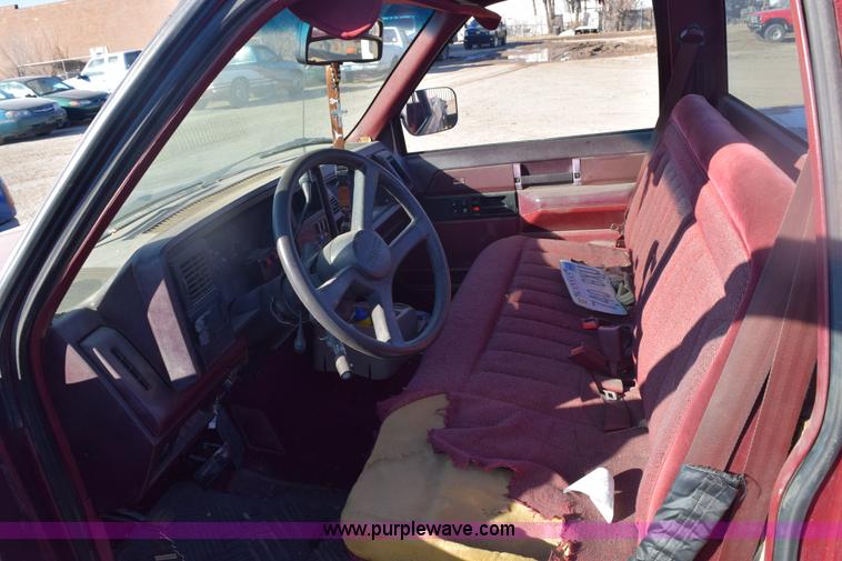 image for item E6175 1988 GMC Sierra 1500 pickup truck