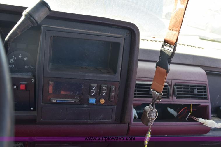 image for item E6175 1988 GMC Sierra 1500 pickup truck