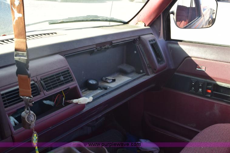 image for item E6175 1988 GMC Sierra 1500 pickup truck