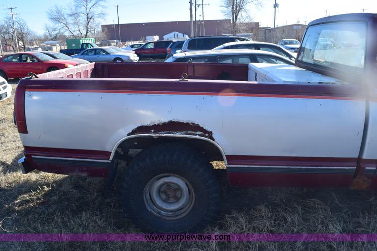 image for item E6175 1988 GMC Sierra 1500 pickup truck