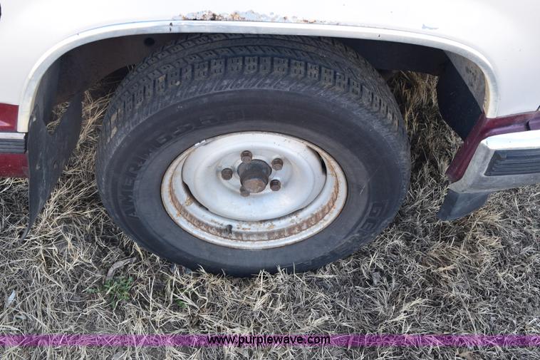 image for item E6175 1988 GMC Sierra 1500 pickup truck