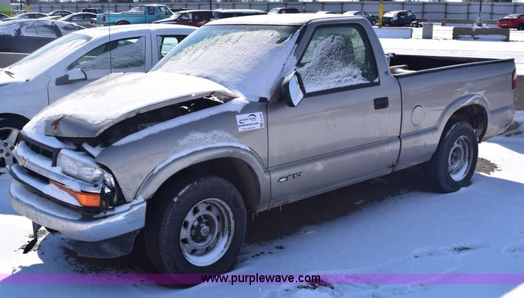 image for item E6182 2000 Chevrolet S10 pickup truck
