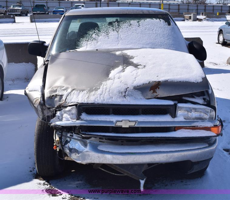 image for item E6182 2000 Chevrolet S10 pickup truck