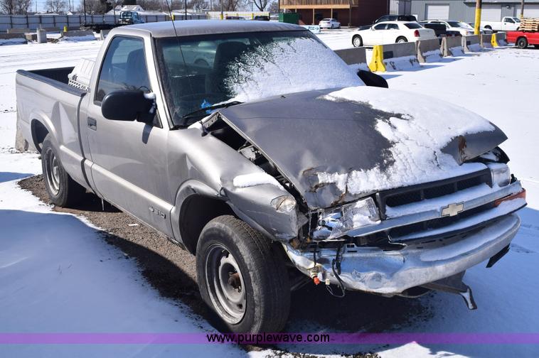 image for item E6182 2000 Chevrolet S10 pickup truck