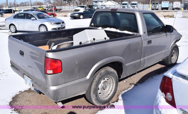 image for item E6182 2000 Chevrolet S10 pickup truck