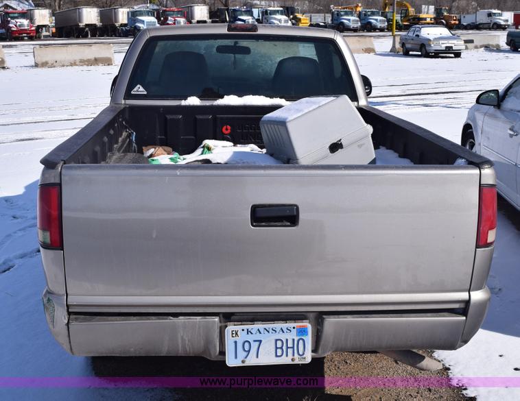 image for item E6182 2000 Chevrolet S10 pickup truck