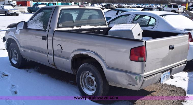 image for item E6182 2000 Chevrolet S10 pickup truck